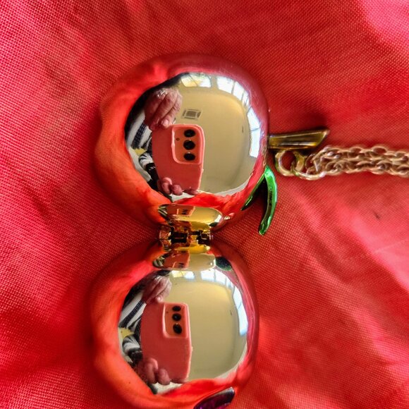 Betsy Johnson GOLD APPLE NECKLACE - Picture 2 of 12